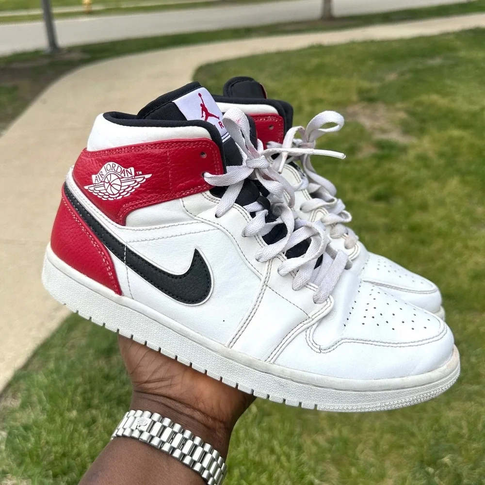Nike Air Jordan 1 Mid Chicago Athletic Shoes Men's Size 9 White Black Gym Red